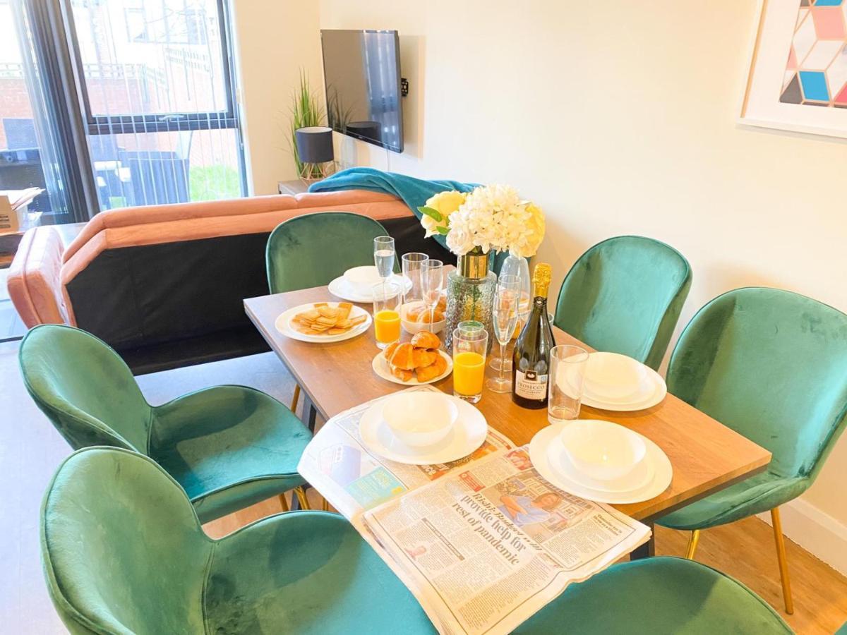 Tudors Esuites House City Centre Netflix เบอร์มิงแฮม ภายนอก รูปภาพ